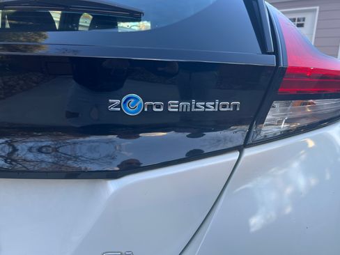 Used 2018 Nissan Leaf SL image 2