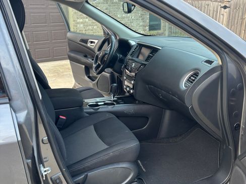 Used 2017 Nissan Pathfinder SV w/ SV Tech Package image 9
