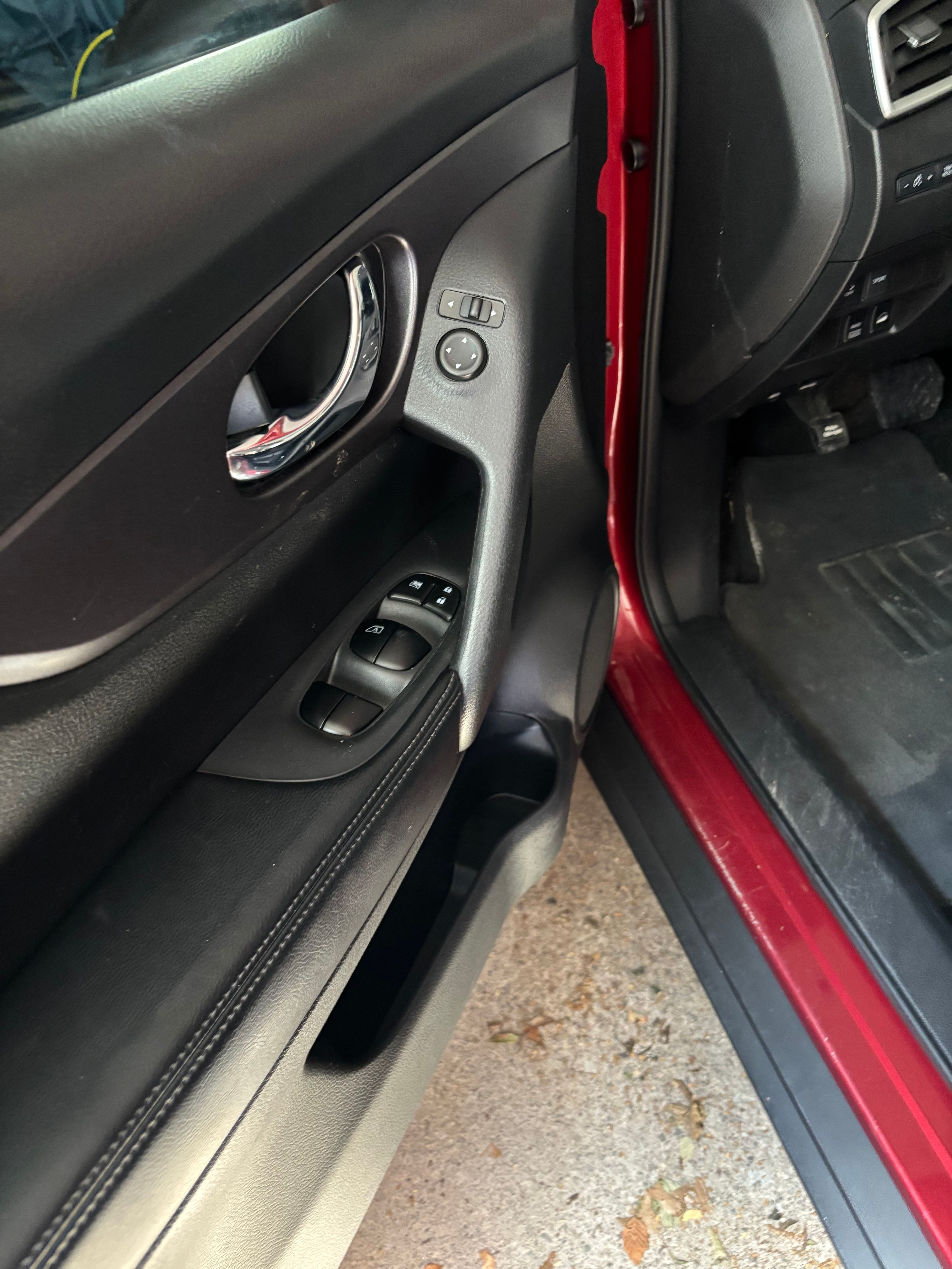 Used 2016 Nissan Rogue S AWD/4WD image 10