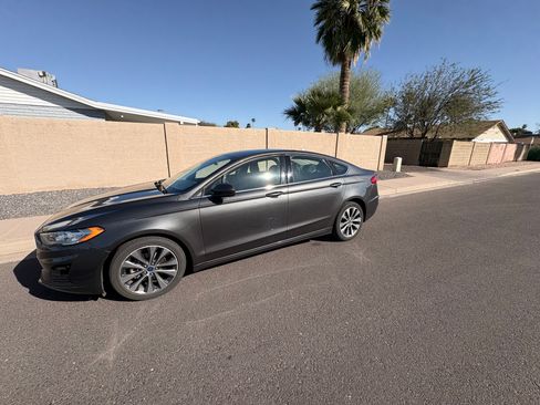Used 2020 Ford Fusion SE image 1
