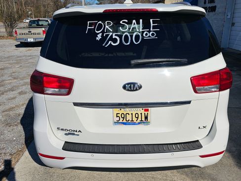 Used 2017 Kia Sedona LX w/ LX Essentials Premium Package image 2