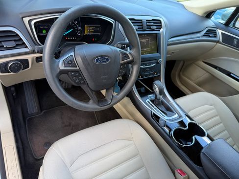 Used 2014 Ford Fusion SE image 2