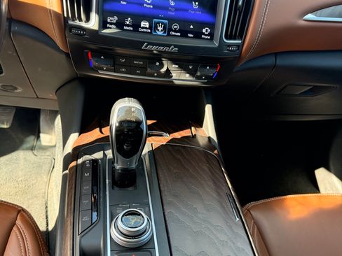 Used 2018 Maserati Levante GranLusso image 11