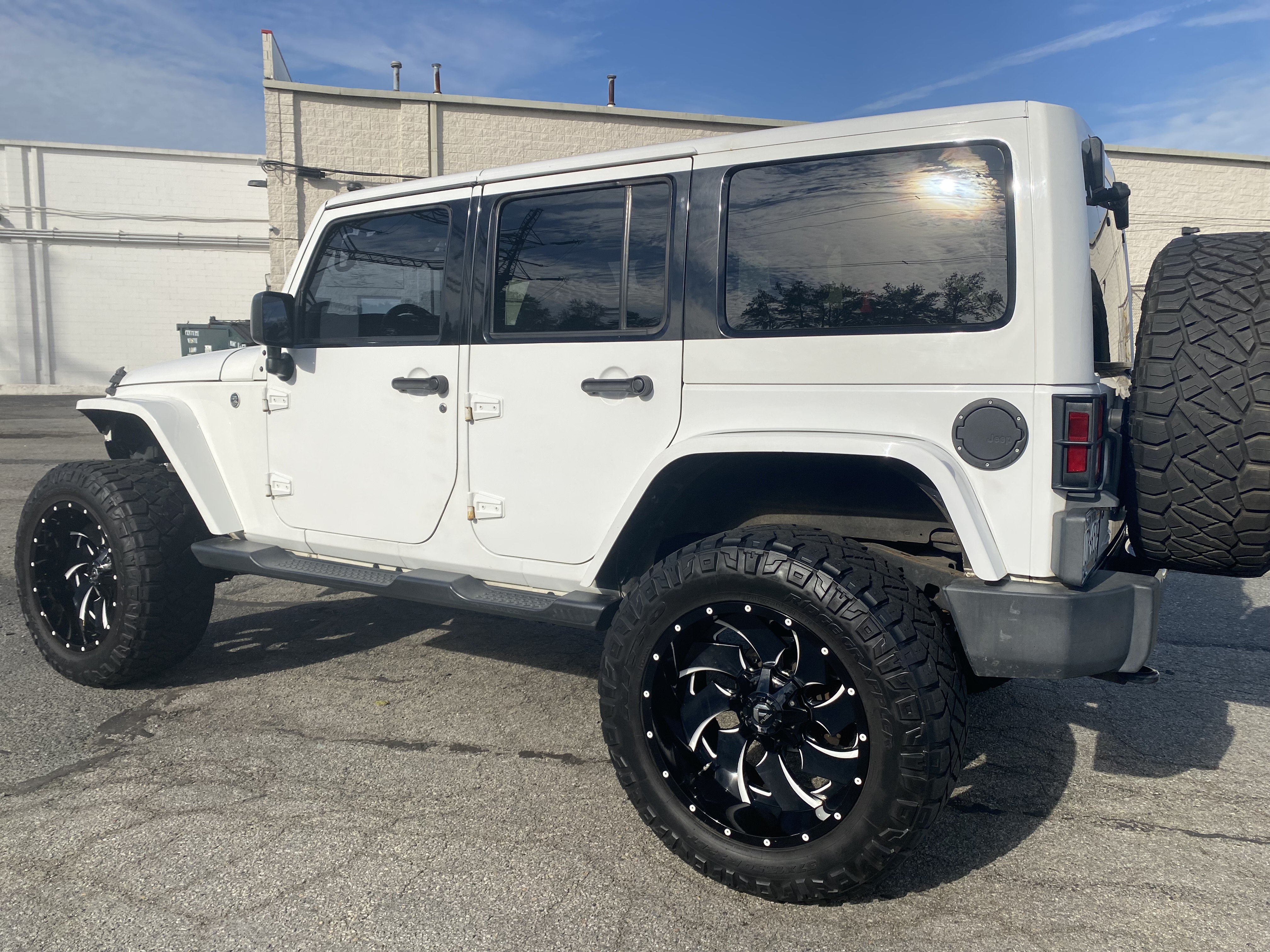 Used 2017 Jeep Wrangler Unlimited Sahara AWD/4WD image 6