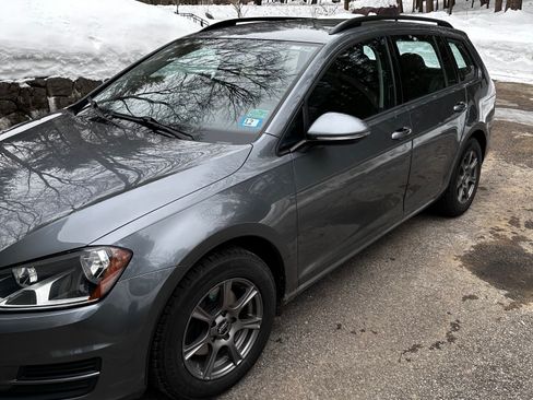 Used 2016 Volkswagen Golf S image 1