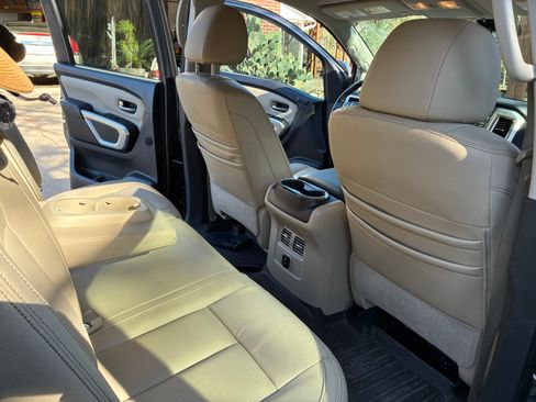 Used 2018 Nissan Titan SL w/ Chrome Package image 12