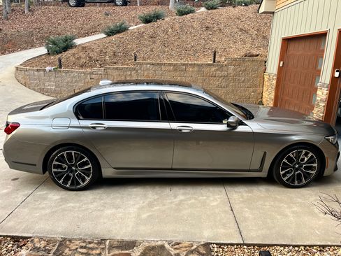 Used 2022 BMW 740i w/ M Sport Package image 4