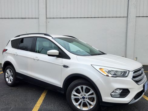 Used 2017 Ford Escape SE w/ Equipment Group 201A image 1