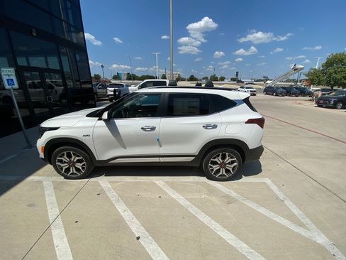 Used 2021 Kia Seltos SX w/ SX Sunroof Package AWD/4WD image 6