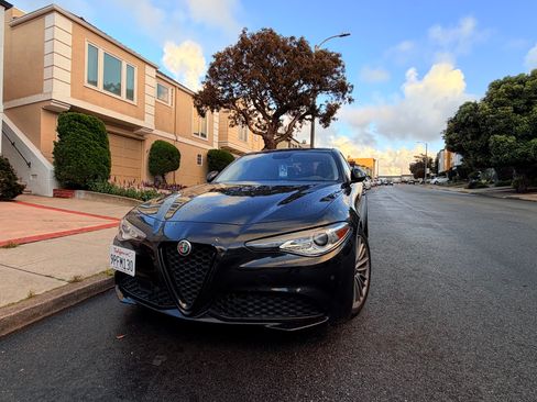 Used 2018 Alfa Romeo Giulia Ti w/ Quick Order Package 22Z Lusso RWD image 4
