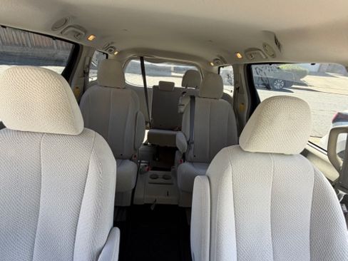 Used 2014 Toyota Sienna LE image 11