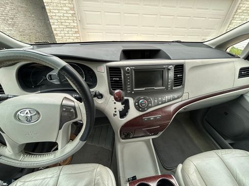Used 2011 Toyota Sienna XLE w/ Premium Pkg FWD image 8