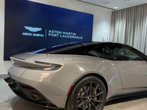 Used 2019 Aston Martin DB11 AMR image 1
