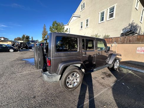 Used 2016 Jeep Wrangler Unlimited Sahara w/ Connectivity Group AWD/4WD image 2