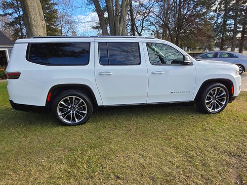 Used 2023 Jeep Wagoneer L Series III w/ Premium Group I image 9