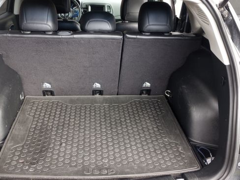 Used 2017 Jeep Compass Latitude w/ Popular Equipment Group image 11