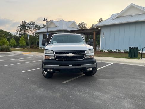 Used 2006 Chevrolet Silverado 2500 LT w/ Heavy-Duty Power Package AWD/4WD image 5
