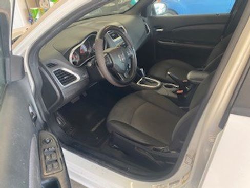 Used 2014 Dodge Avenger SE image 5