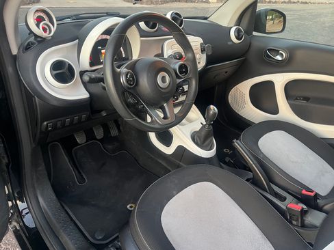Used 2016 smart fortwo passion image 20