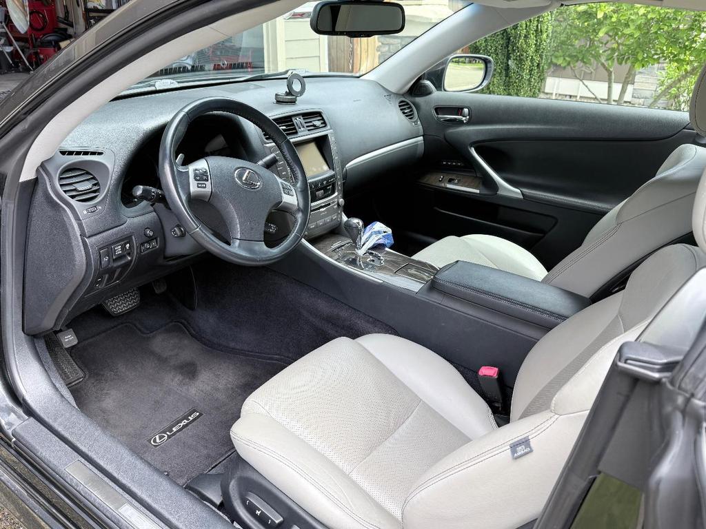 Used 2011 Lexus IS 350C w/ Luxury Pkg RWD image 12