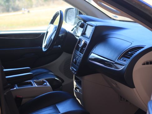 Used 2012 Chrysler Town & Country Touring w/ Entertainment Group #1 image 4