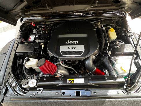 Used 2015 Jeep Wrangler Unlimited Rubicon w/ Connectivity Group AWD/4WD image 14