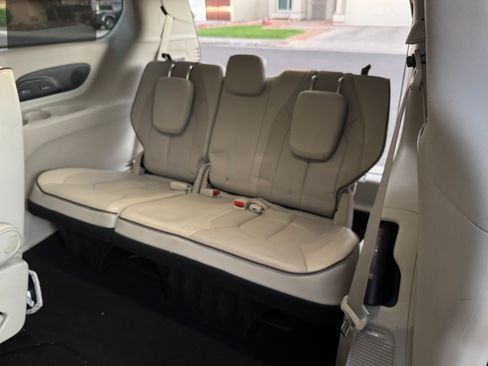 Used 2017 Chrysler Pacifica Limited w/ Tire & Wheel Group image 13