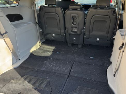 Used 2018 Chrysler Pacifica Touring-L w/ Tire & Wheel Group image 11