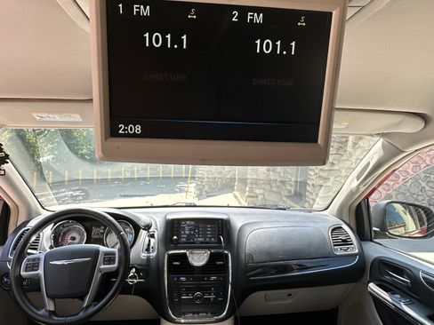 Used 2013 Chrysler Town & Country Touring FWD image 11