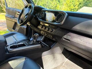 Used 2019 Toyota Tacoma TRD Off-Road w/ TRD Premium Off Road Package AWD/4WD image 11