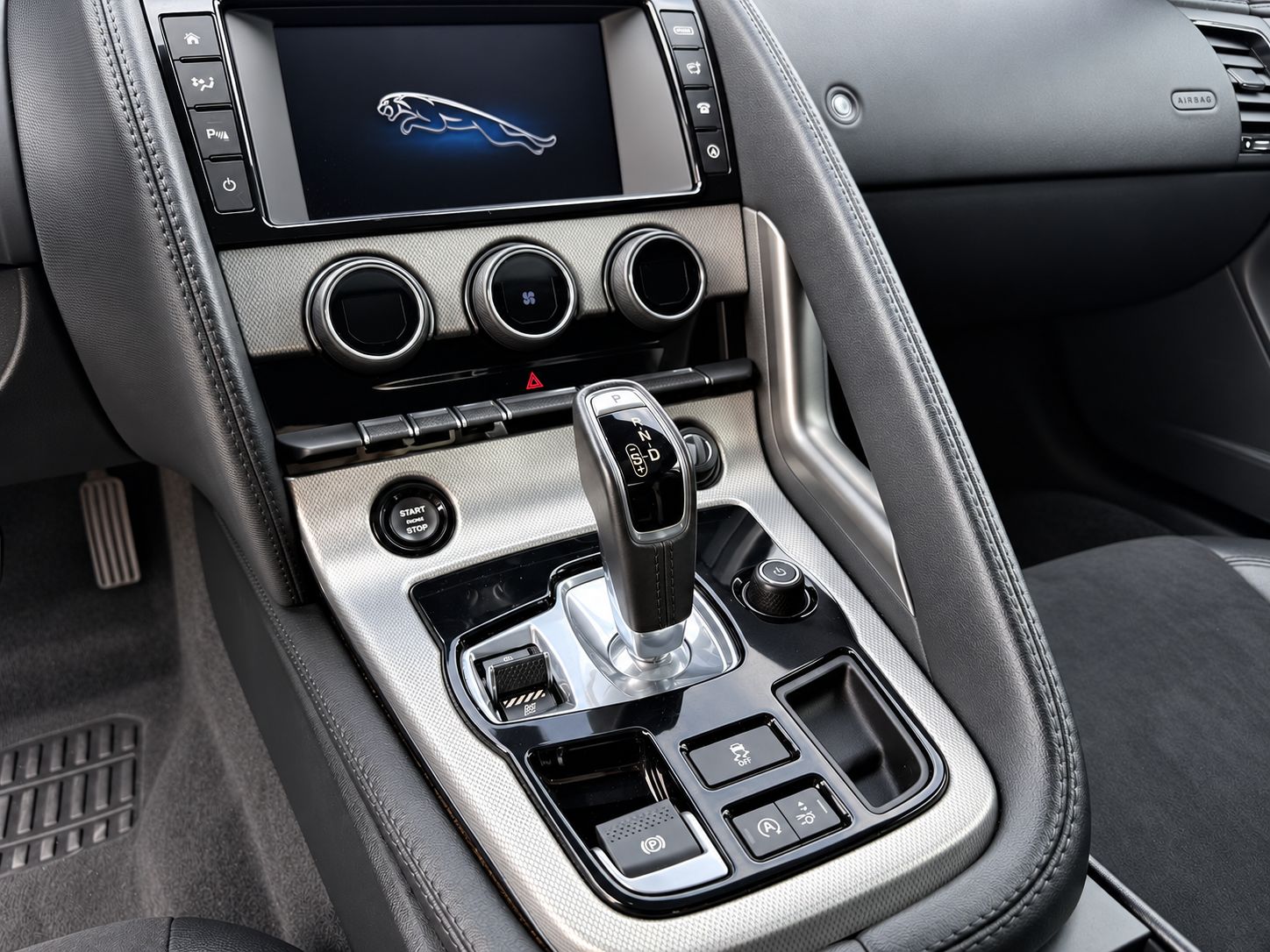 Used 2016 Jaguar F-TYPE Coupe RWD image 13