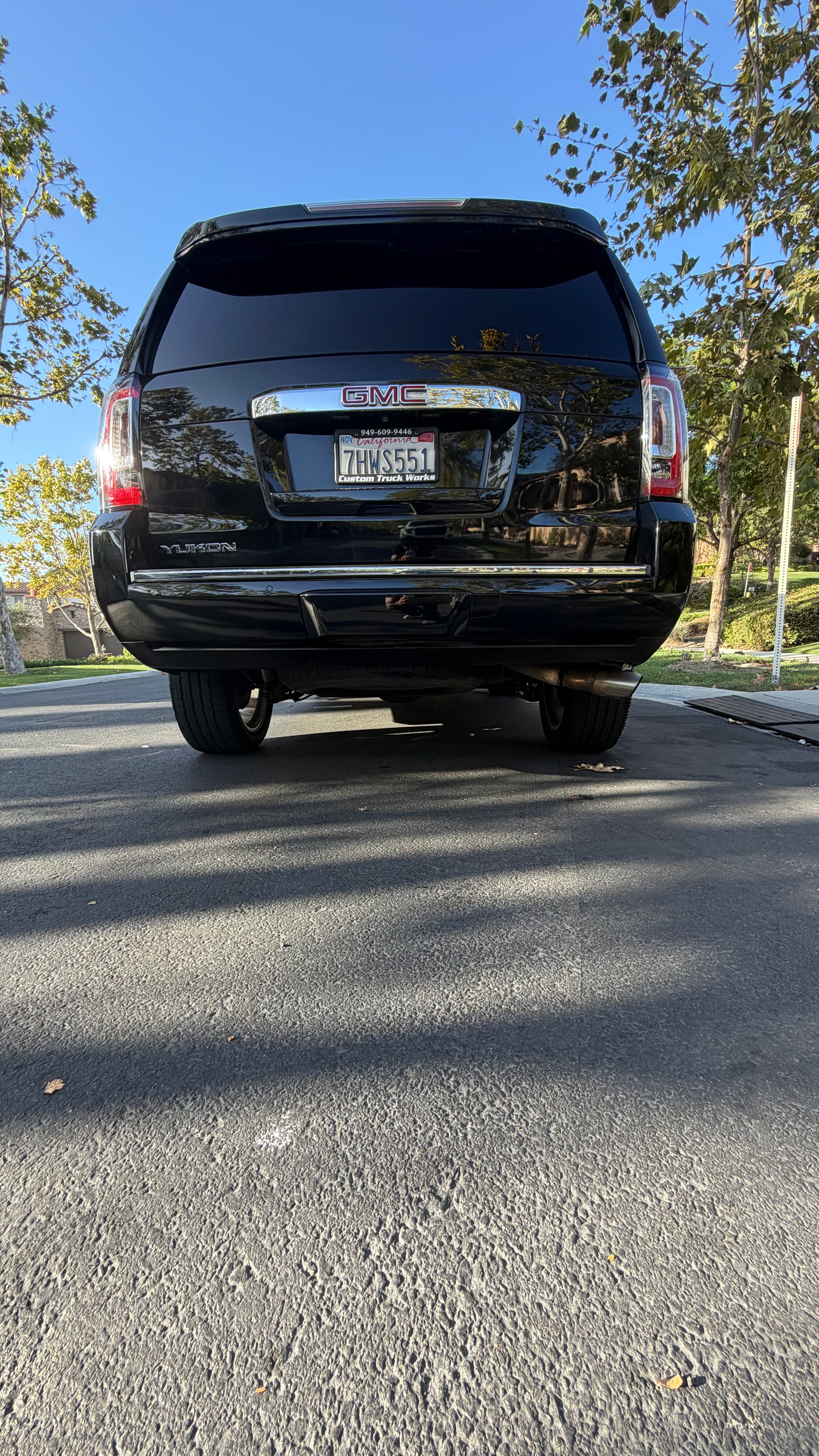 Used 2015 GMC Yukon Denali w/ Touring Package AWD/4WD image 8