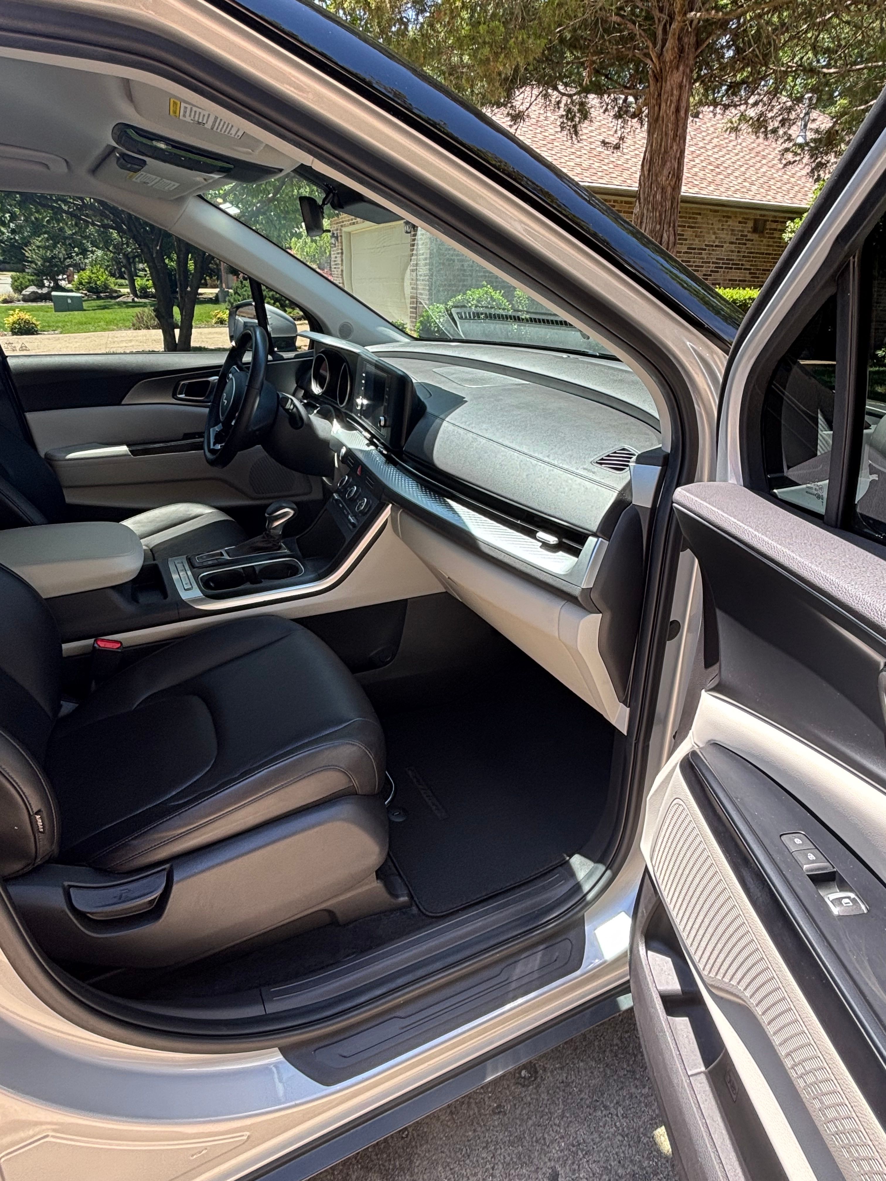 Used 2023 Kia Carnival LX FWD image 17