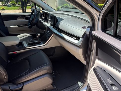 Used 2023 Kia Carnival LX FWD image 17