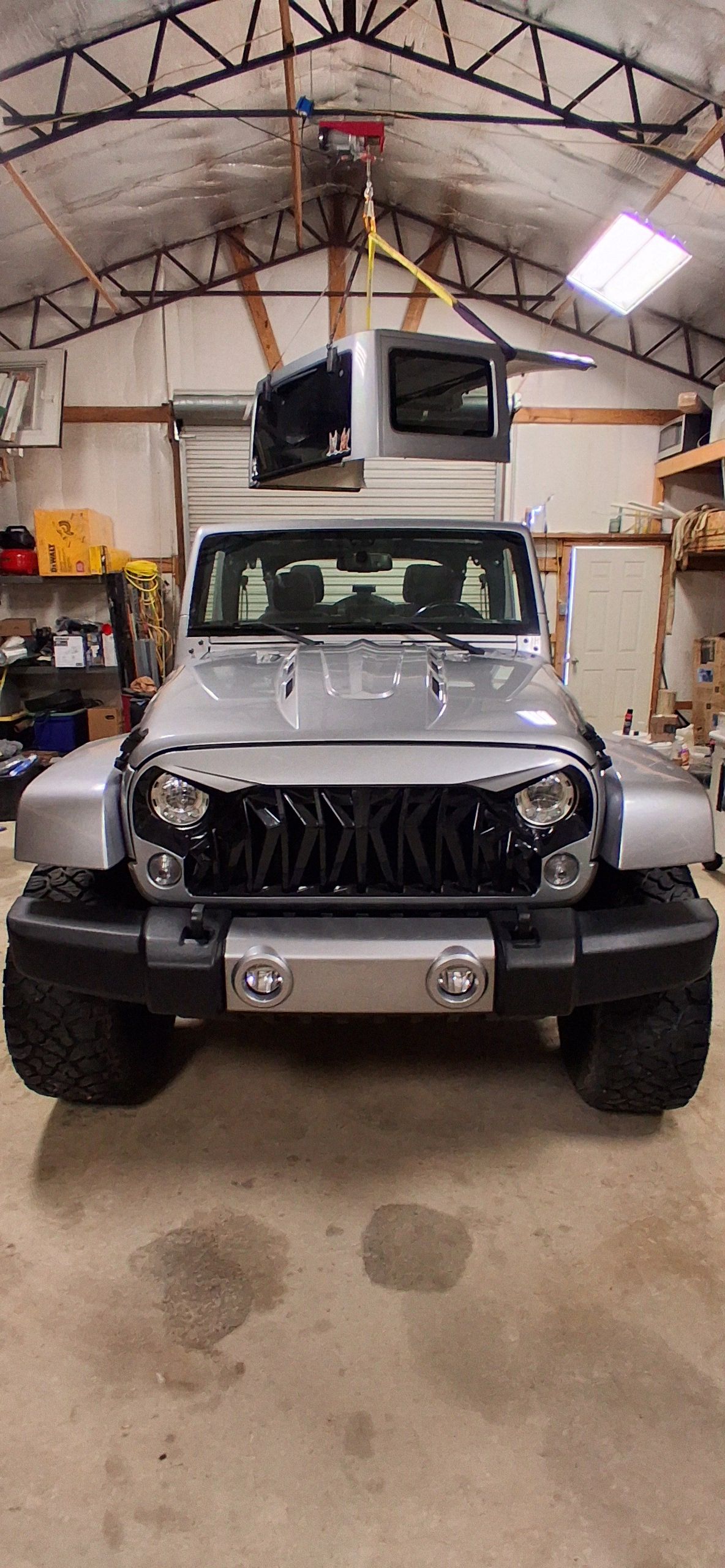 Used 2018 Jeep Wrangler Unlimited Sahara w/ Connectivity Group AWD/4WD image 16