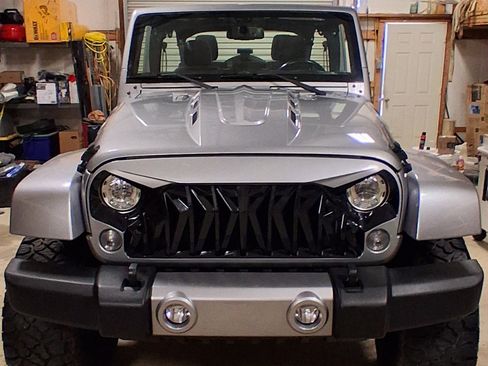 Used 2018 Jeep Wrangler Unlimited Sahara w/ Connectivity Group AWD/4WD image 16