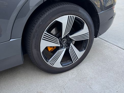 Used 2019 Audi e-tron Prestige w/ Prestige Package AWD/4WD image 12