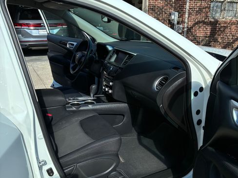 Used 2017 Nissan Pathfinder SV image 12