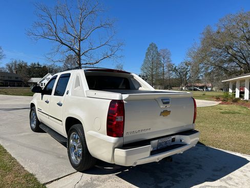 Used 2013 Chevrolet Avalanche LTZ image 8