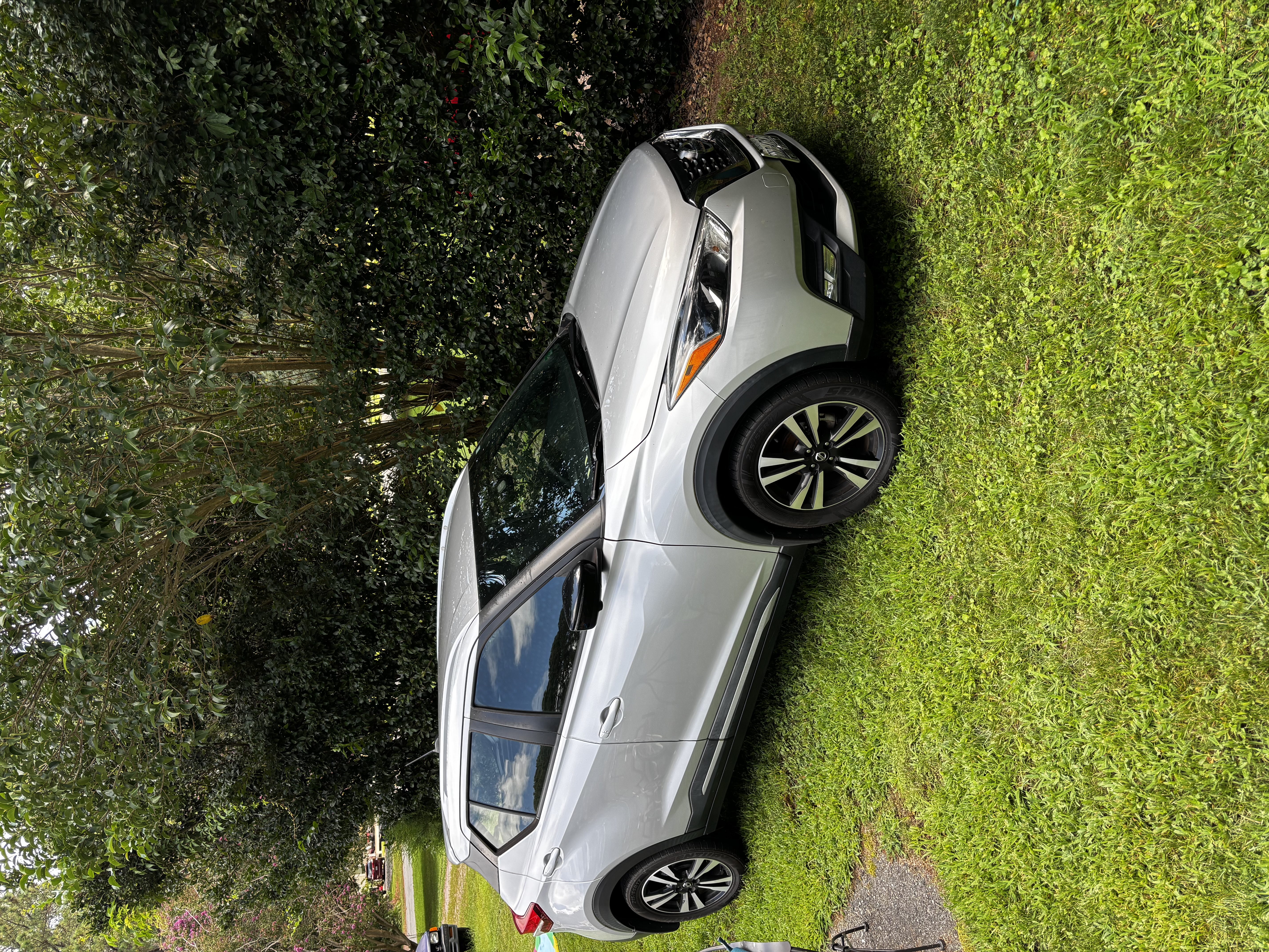 Used 2018 Nissan Kicks SR FWD image 1