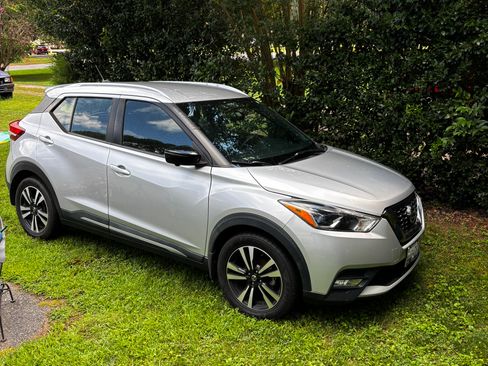 Used 2018 Nissan Kicks SR FWD image 1