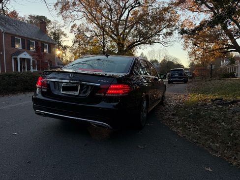 Used 2014 Mercedes-Benz E 350 4MATIC Sedan image 2