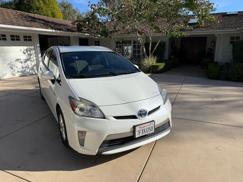 Used 2014 Toyota Prius Plug-In Hybrid image 13