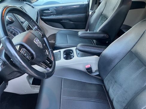 Used 2017 Dodge Grand Caravan SXT image 9