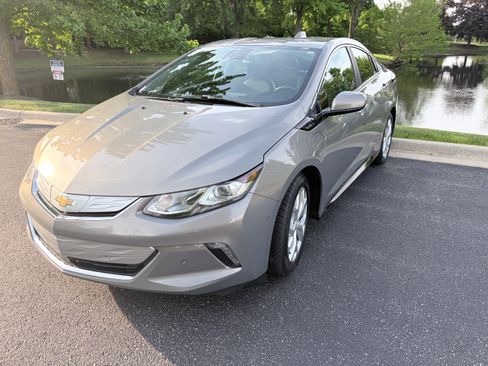 Used 2017 Chevrolet Volt Premier w/ Driver Confidence II Package FWD image 2