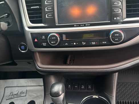 Used 2018 Toyota Highlander XLE AWD/4WD image 17