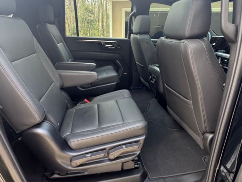 Used 2025 Chevrolet Suburban Z71 w/ Comfort Package image 11