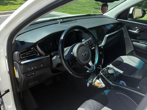 Used 2020 Kia Niro EX image 16