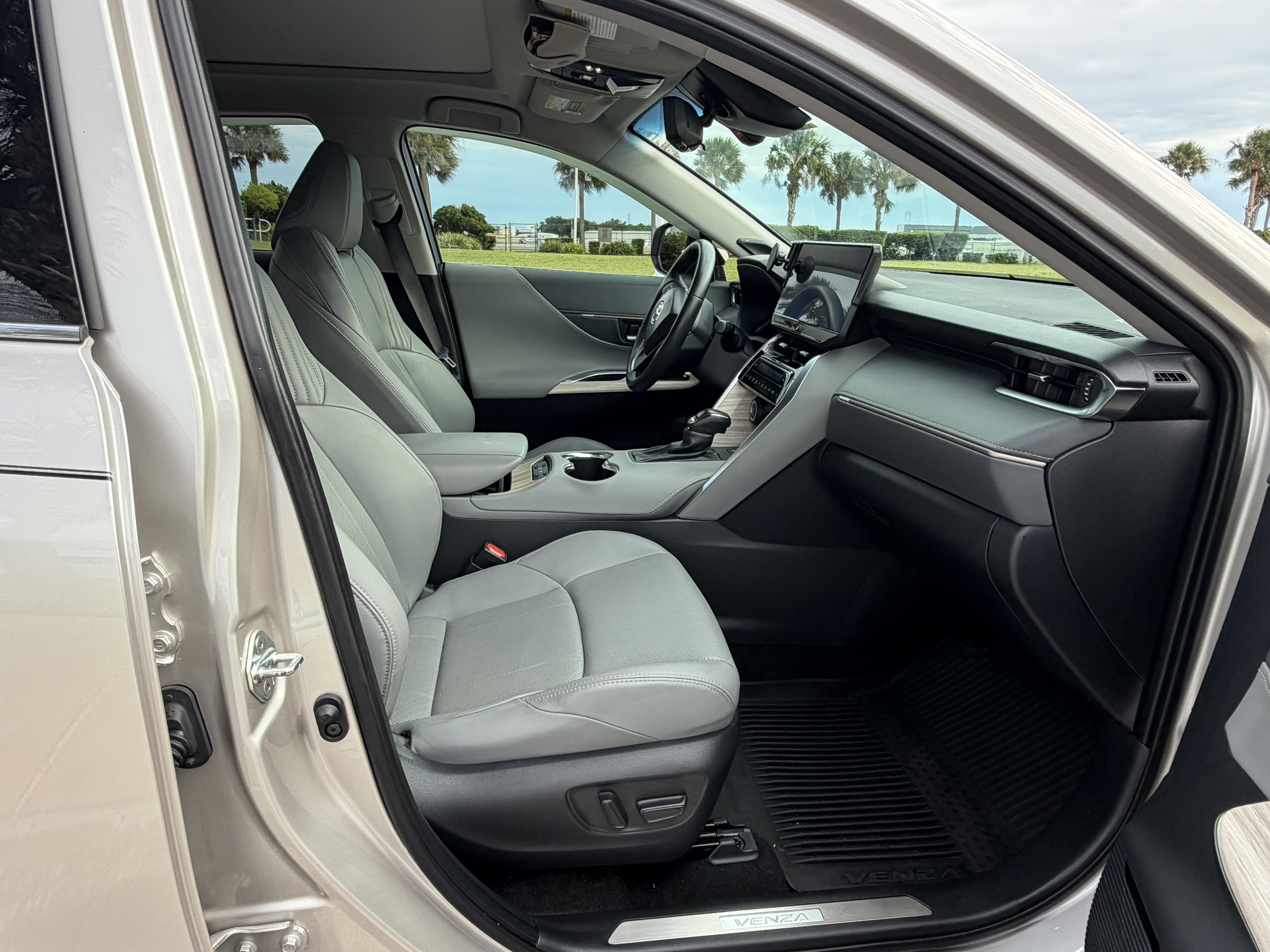 Used 2024 Toyota Venza Limited AWD/4WD image 12