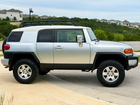 Used 2007 Toyota FJ Cruiser 4WD w/ Upgrade Pkg 2 image 2